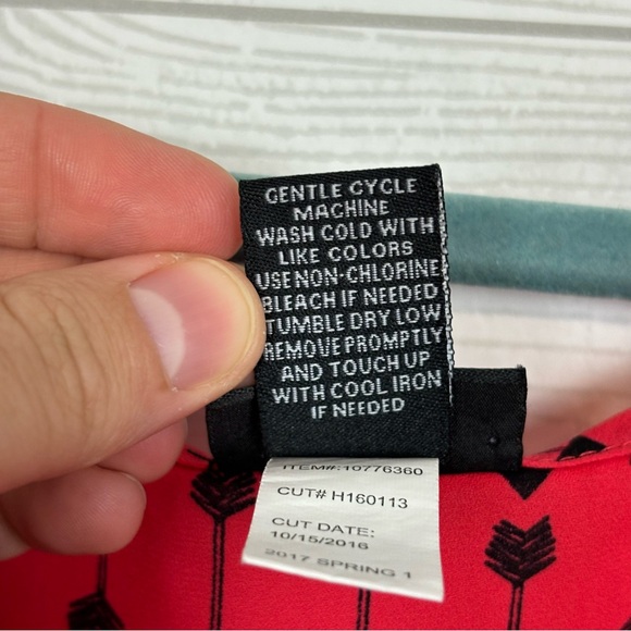 Torrid Arrow Print Sleeveless Blouse Size 2X Red - Picture 7 of 9